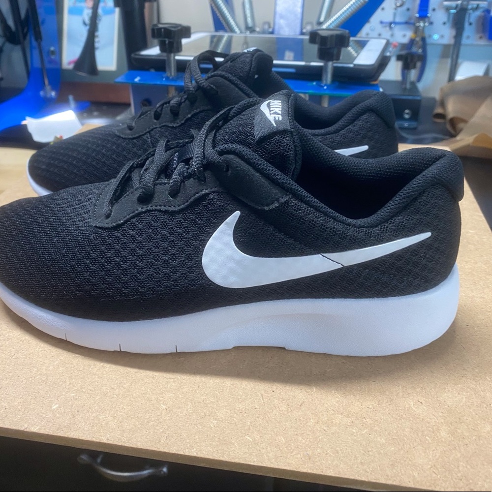 Nike grade School Sneakers Black/white 6 wide like new